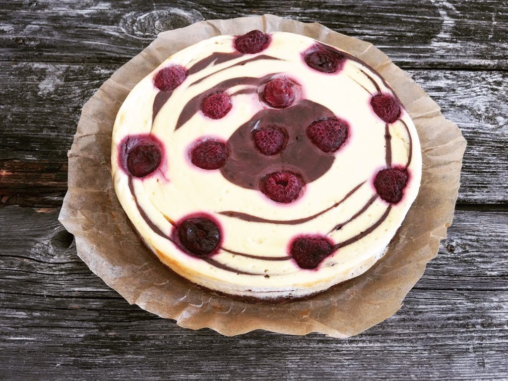 Zebra Cheesecake mit Himbeeren frsich aus dem Ofen