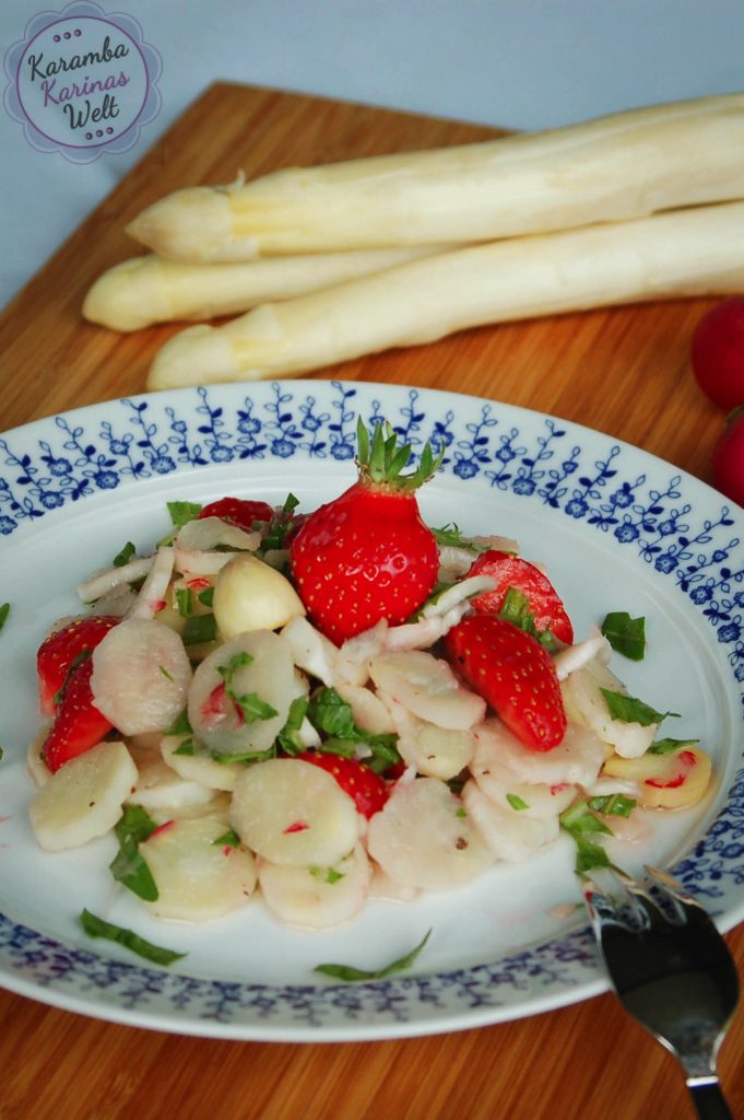 Spargelsalat mit roh mariniertem Spargel und Erdbeeren