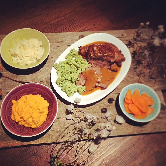 Sonntagsbraten - Lammkeule geschmort mit Gemüse-Beilagen - Holla die ...