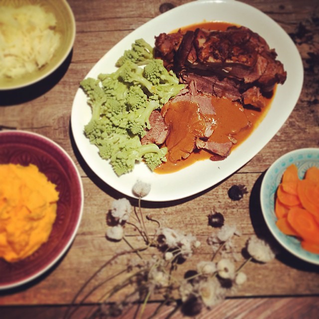 Sonntagsbraten - Lammkeule geschmort mit Gemüse-Beilagen - Holla die ...
