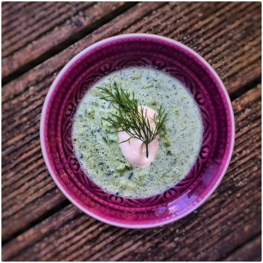 erfrischende, kalte Gurkensuppe für den Sommer