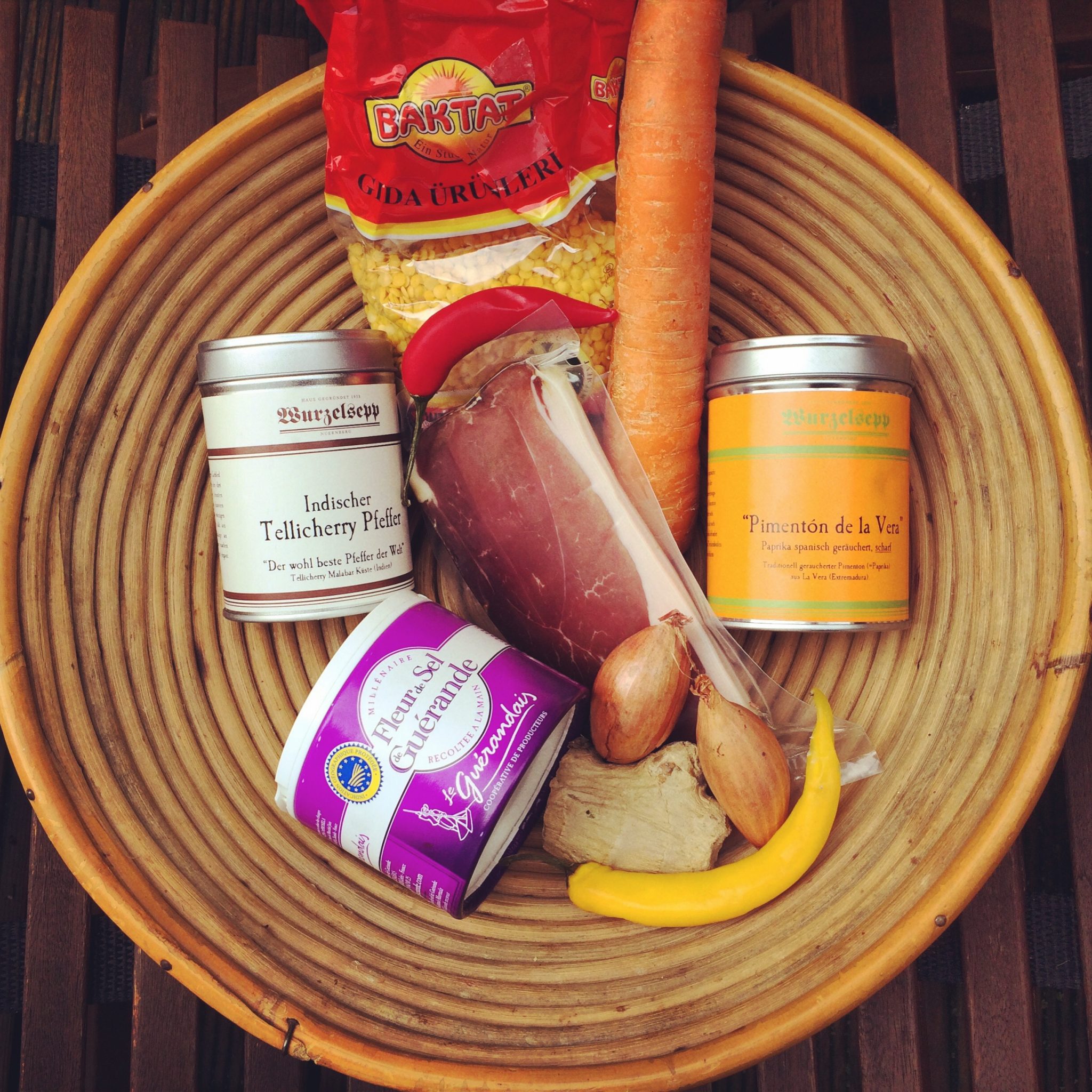 Scharfe Linsensuppe mit Zimt-Croutons - Holla die Kochfee
