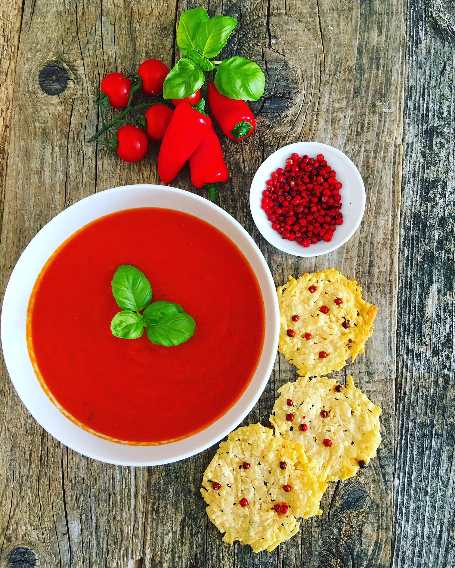 Tomaten-Paprika-Süppchen mit Parmesantalern - Holla die Kochfee