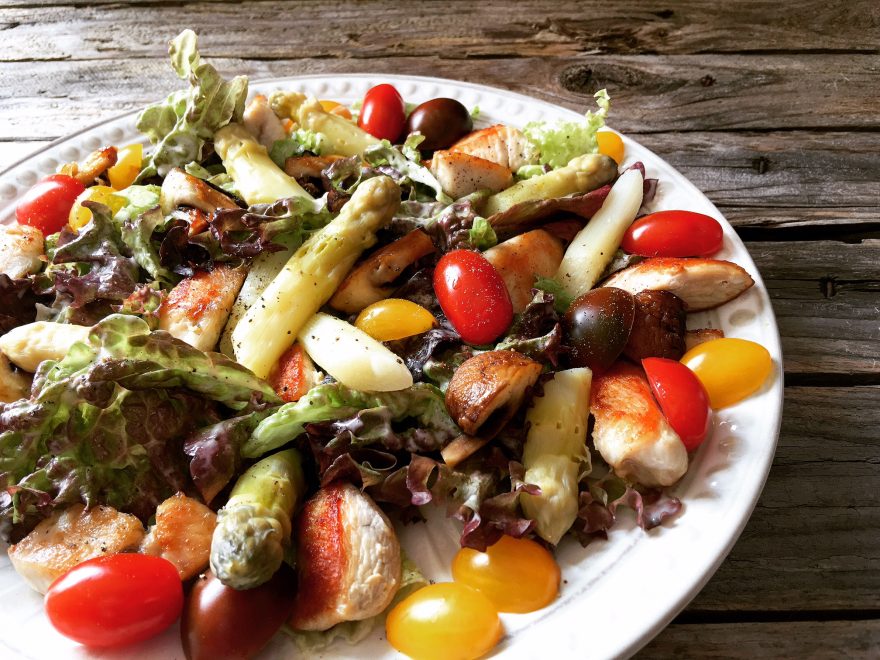 Caesars Salad mit Spargel und Orangen-Gorgonzola-Dressing Caesars Salad mit Spargel und Orangen-Gorgonzola-Dressing