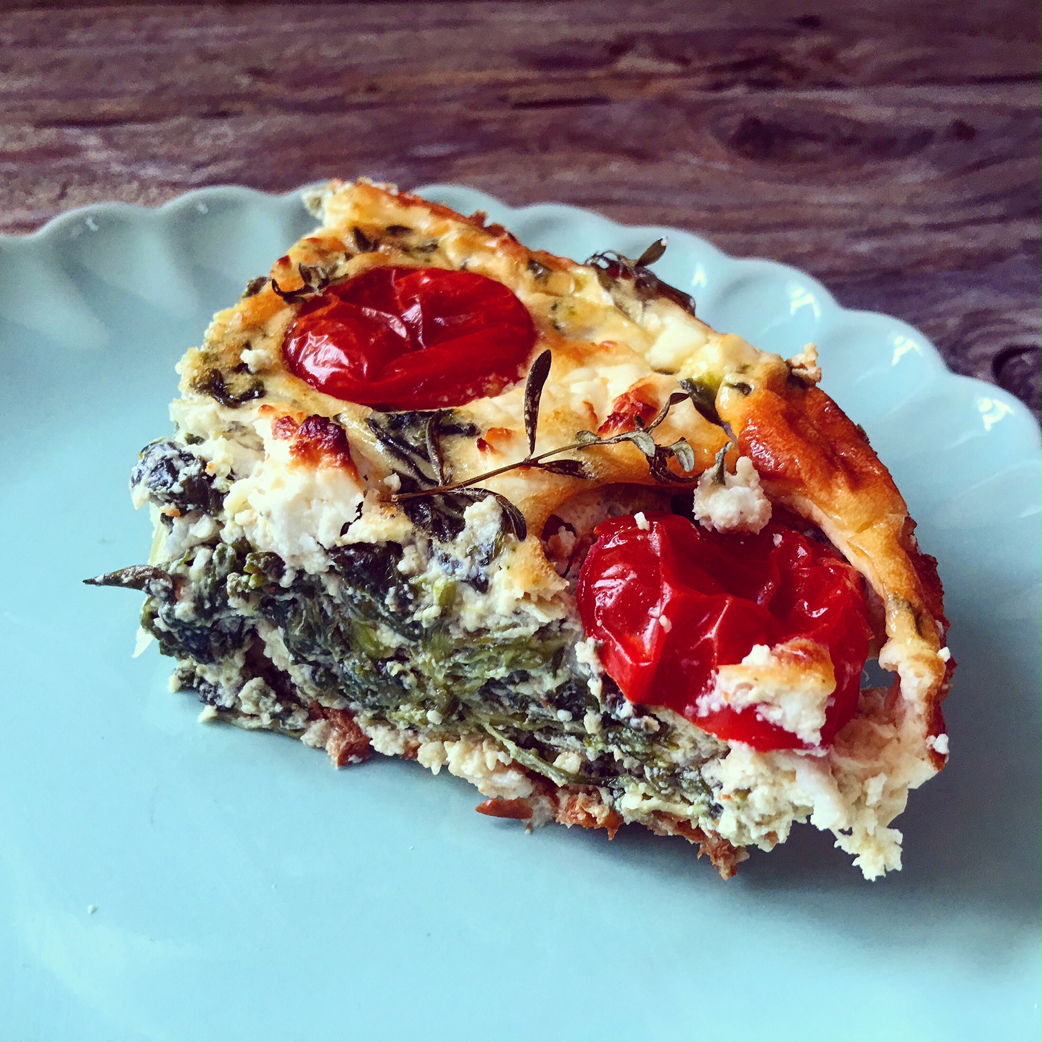 Spinat-Feta Auflauf mit Schmand, Thymian und Tomaten.