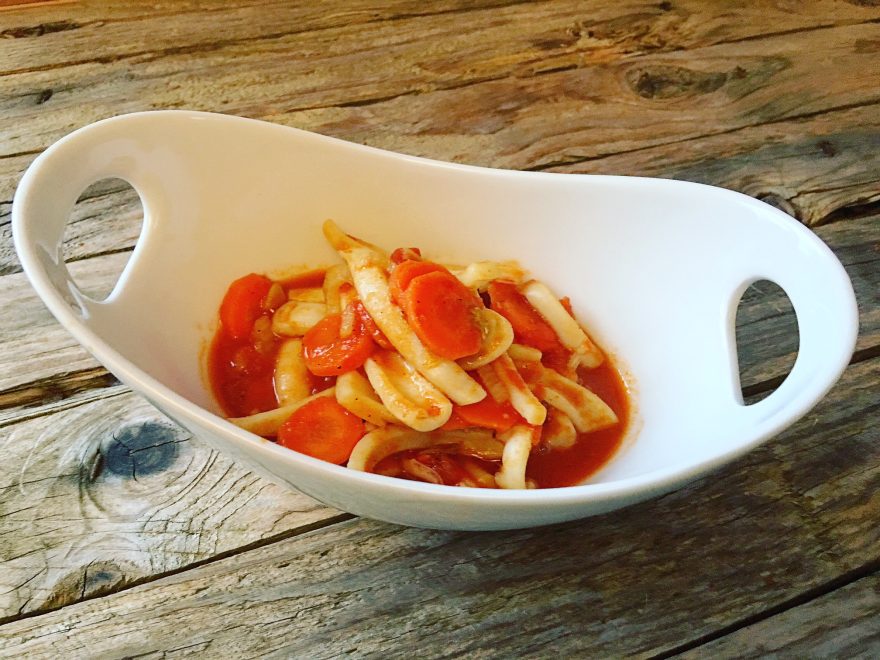 Tintenfischeintopf in Tomaten-Weißweinsauce