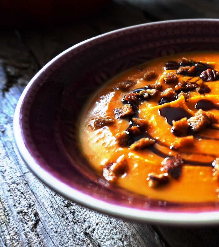 Kürbiscremesuppe gebacken low carb mit Brotwürfeln