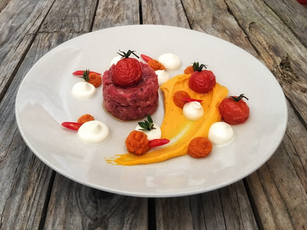 Tatar mit Kräuter-Chilli-Rapsöl, dazu zweierlei Kürbiscreme