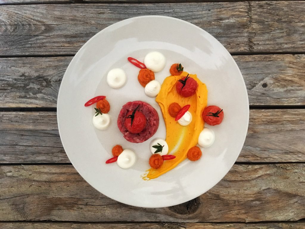Tatar mit Kräuter-Chilli-Rapsöl, dazu zweierlei Kürbiscreme