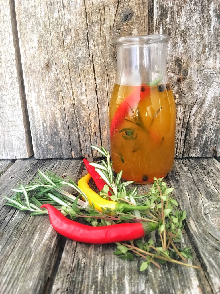 Tatar mit Kräuter-Chilli-Rapsöl, dazu zweierlei Kürbiscreme