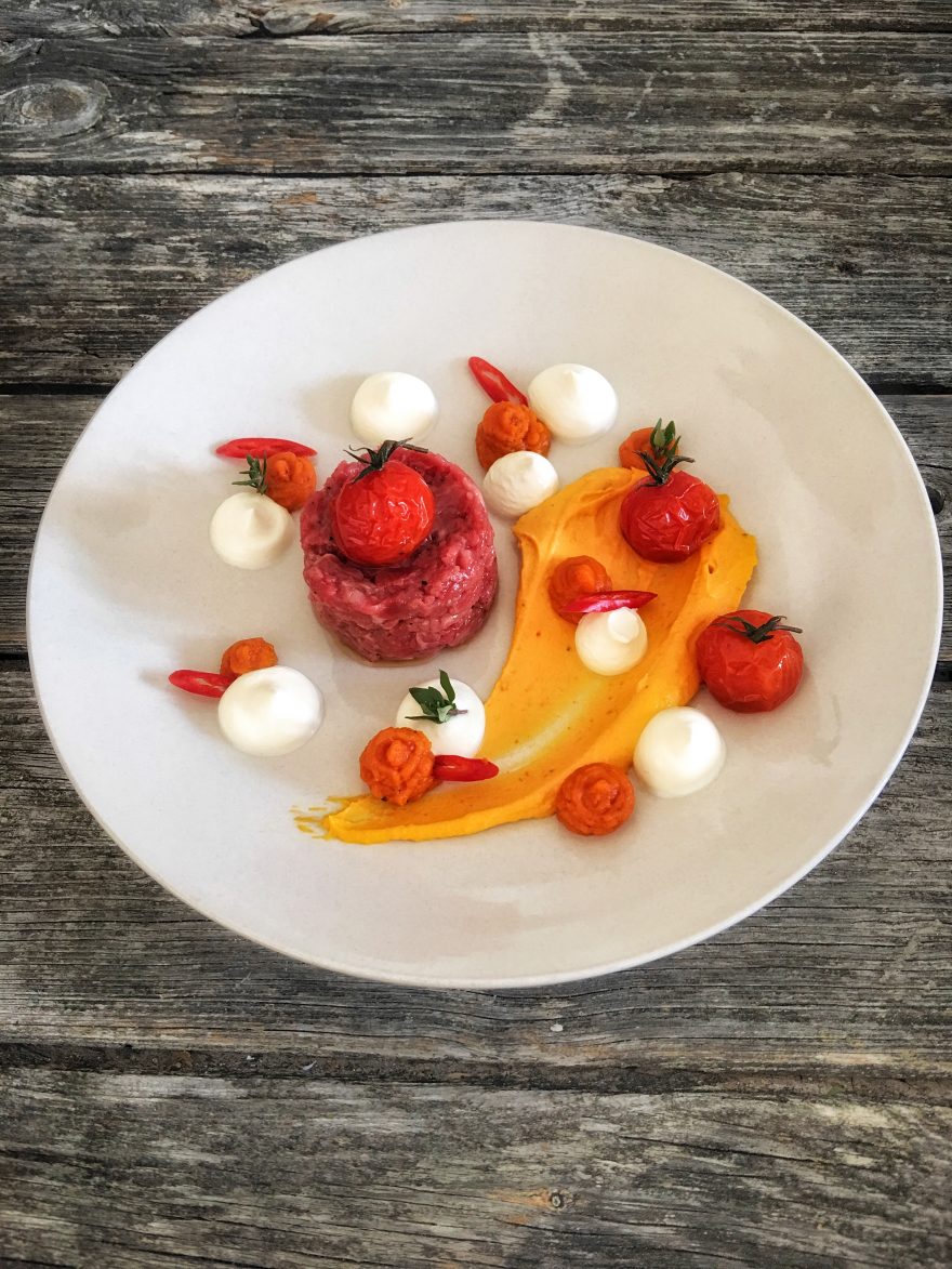 Tatar mit Kräuter-Chilli-Rapsöl, dazu zweierlei Kürbiscreme