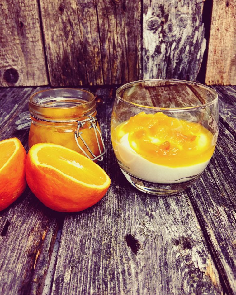 Low Carb - Schnelle Creme aus Kaymak und Quark, dazu Karamell-Orangen