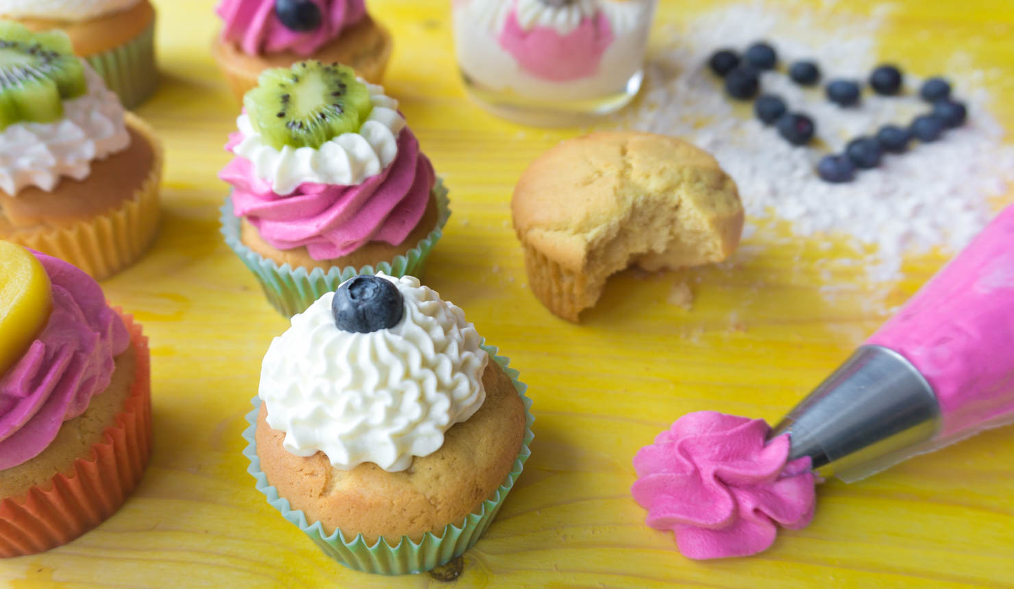 Joghurt-Cupcakes mit zwei gesunden schnellenToppings