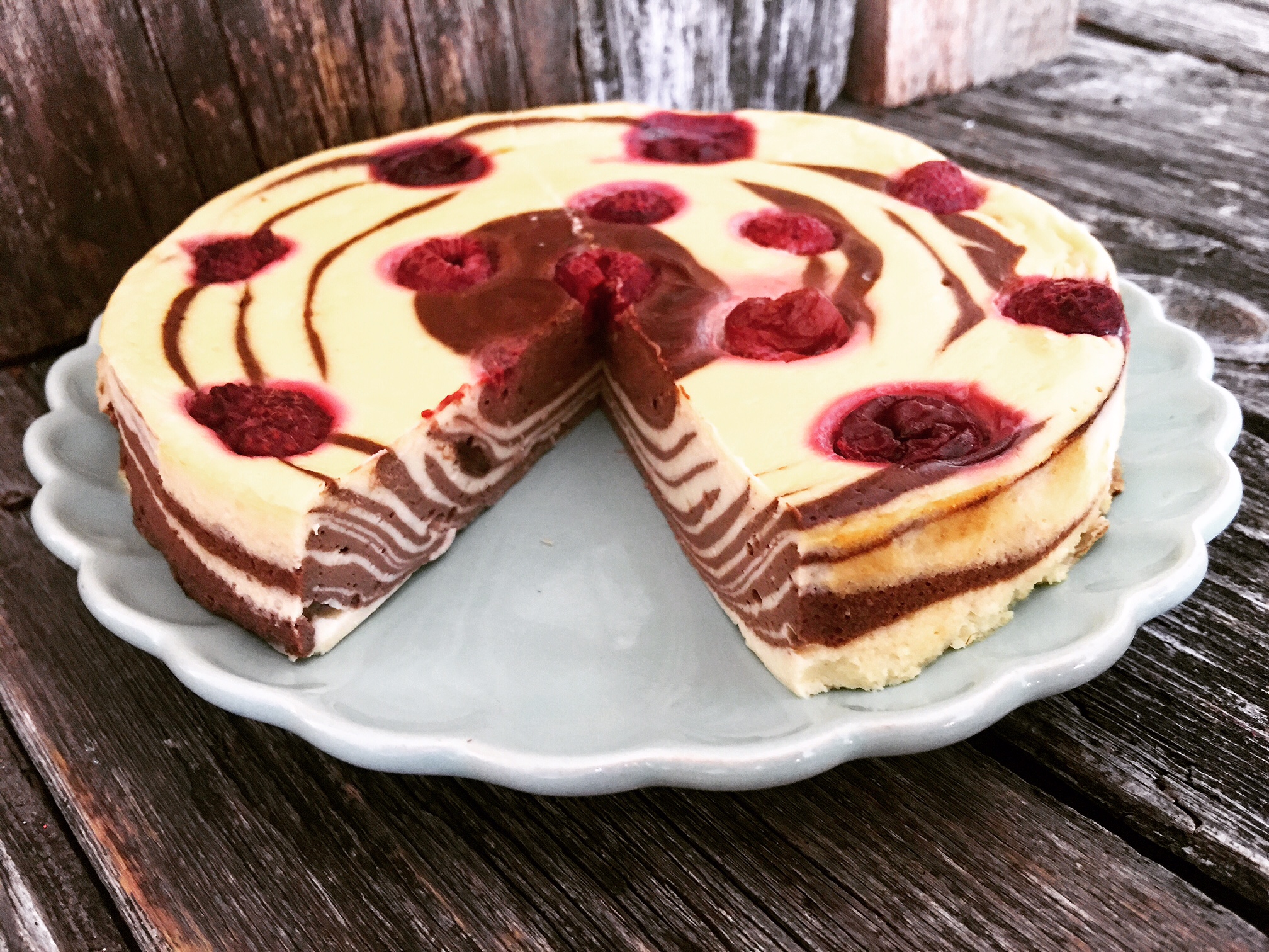 Einfacher Zebra-Cheesecake Low Carb mit Himbeeren gebacken