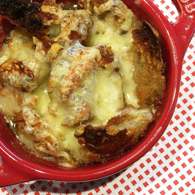 Französische Zwiebelsuppe Low Carb mit Brotknusper