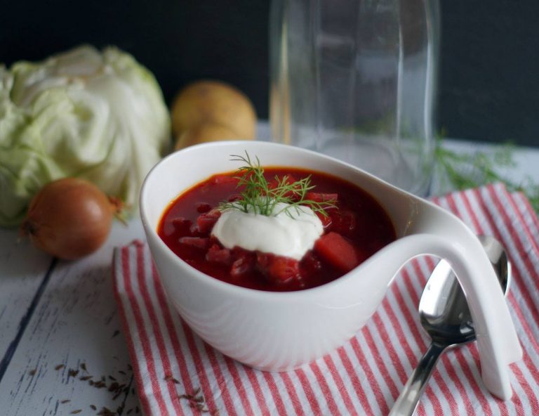 Gemüse-Borschtsch aus dem Slowcooker, vegetarisch und köstlich!