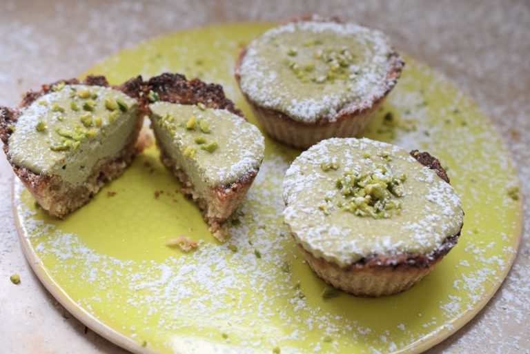 Gefüllte Low Carb QuarkMuffins mit Matcha, ohne Mehl und Zucker!
