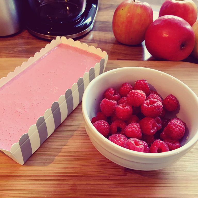 Schokoladenkuchen mit Joghurt-Beeren-Topping in PINK und low carb: gute ...