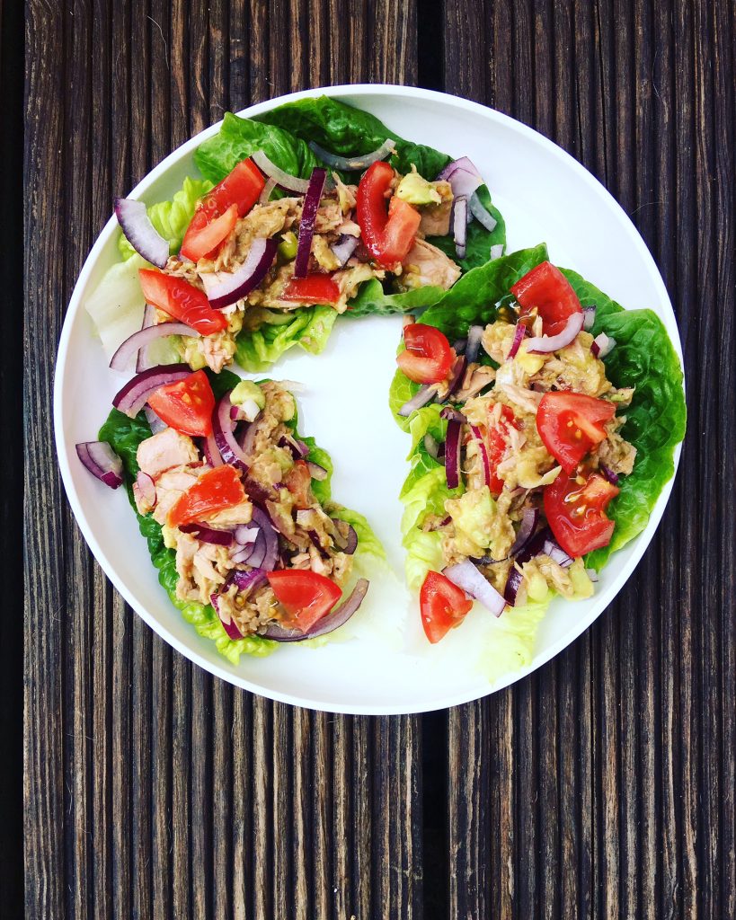 Avocado-Thunfisch auf Salat, low carb, voller Eiweiß und superschnell!