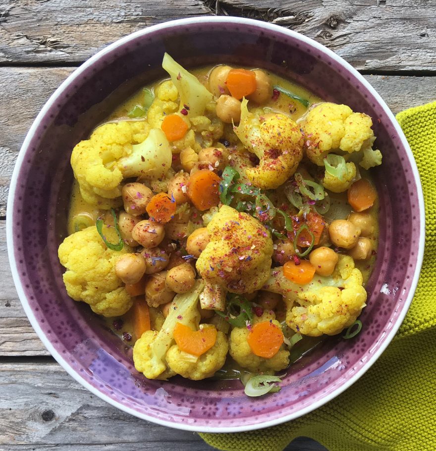 Blumenkohl-Curry mit Kichererbsen und Gewürzblüten