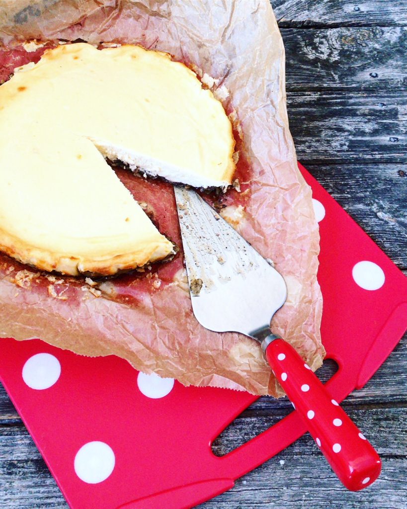 Low Carb Cheesecake mit Vanillemandelboden und gebackener Erdbeermarmelade Holladiekochfee