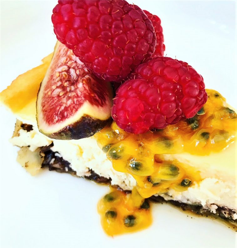 Low Carb Cheesecake mit Vanillemandelboden und gebackener Erdbeermarmelade