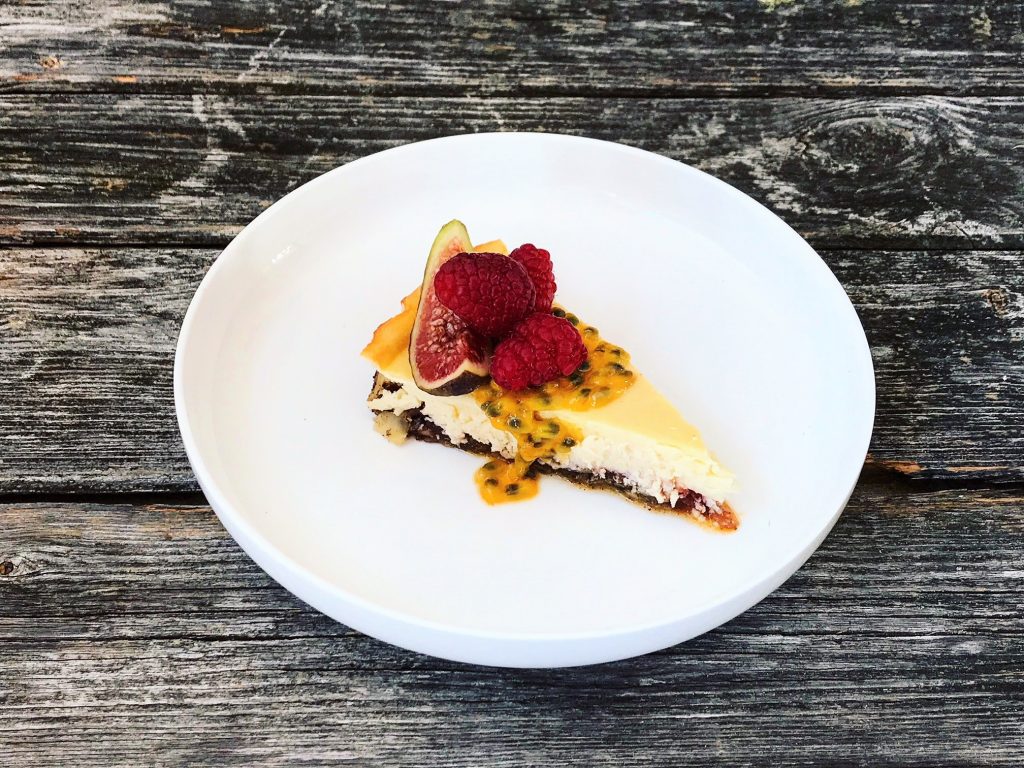 Weltbester Low Carb Cheesecake mit Vanillemandelboden und gebackener Erdbeermarmelade