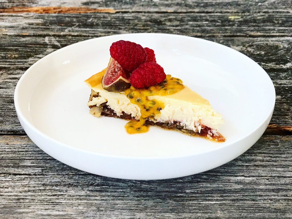 Köstlicher Low Carb Cheesecake mit Vanillemandelboden und Erdbeermarmelade von Holladiekochfee