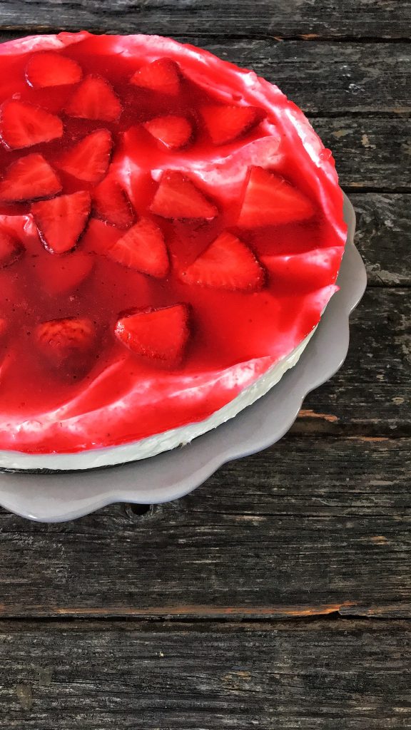 No Bake Cheesecake mit Erdbeer-Rhabarber-Gelee ohne Zucker