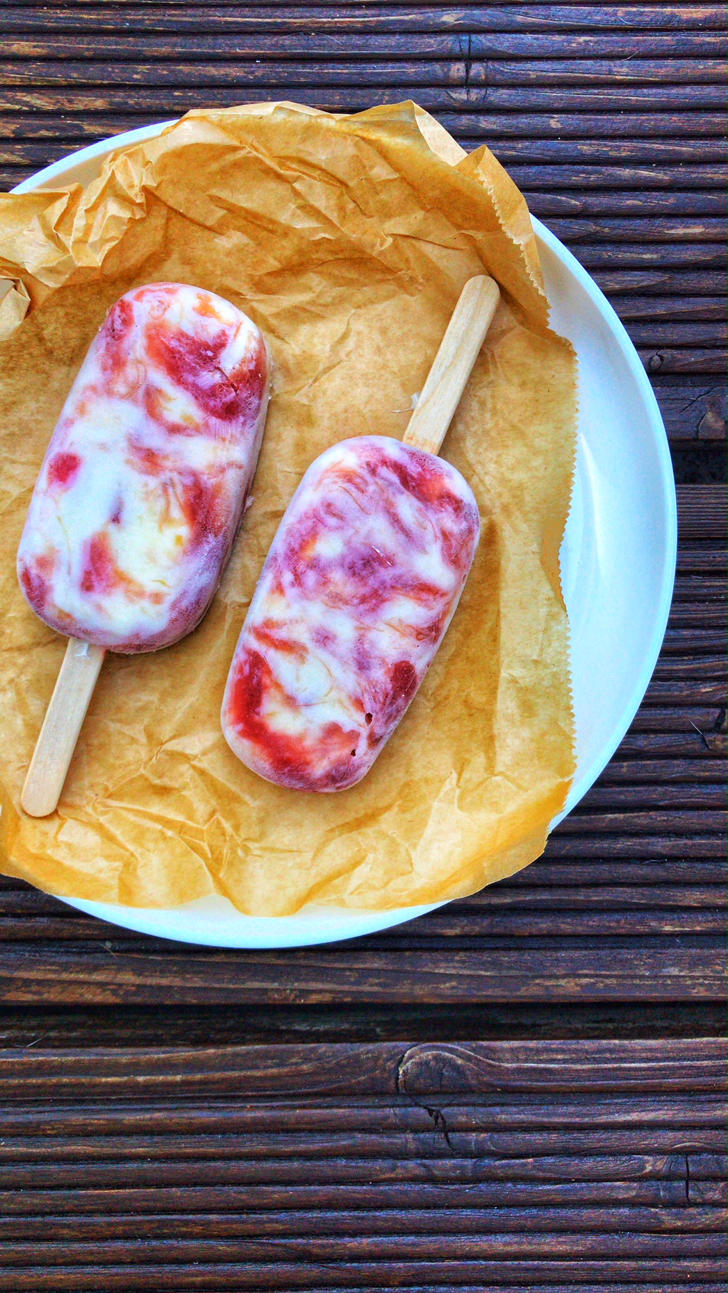 Low Carb Eis am Stiel: Erdbeer-Rhabarber-Swirl mit weißer Schokolade ...