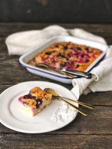 Joghurtkuchen mit Kokos und Beeren