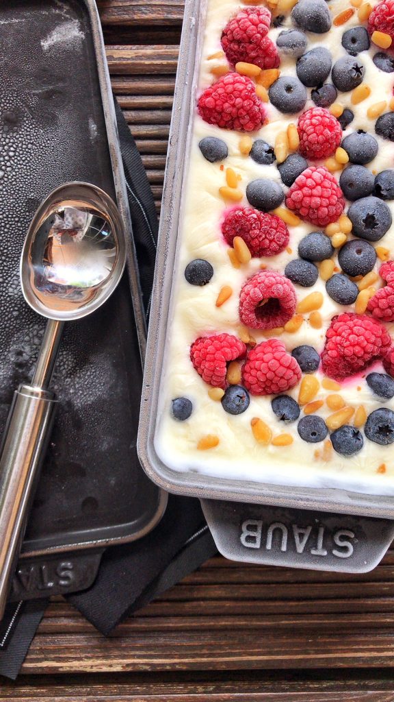Low Carb Eis mit Beeren und gerösteten Pinienkernen - Holla die Kochfee