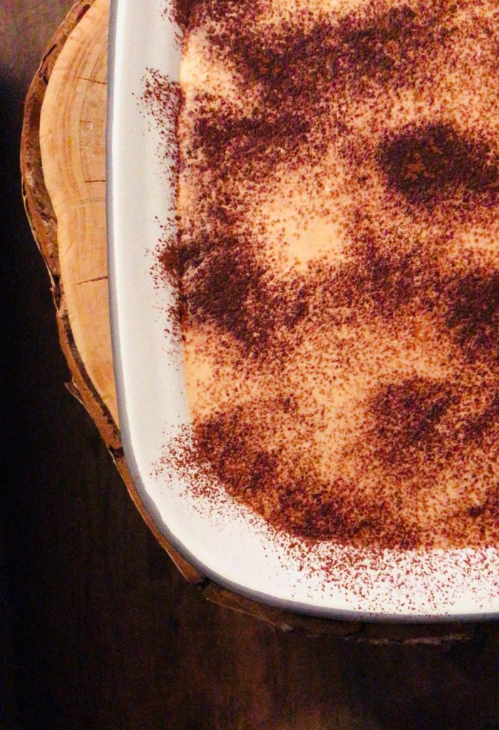 Mandel-Espresso-Schnitten Low Carb mit Kakao und Zimt bestreut