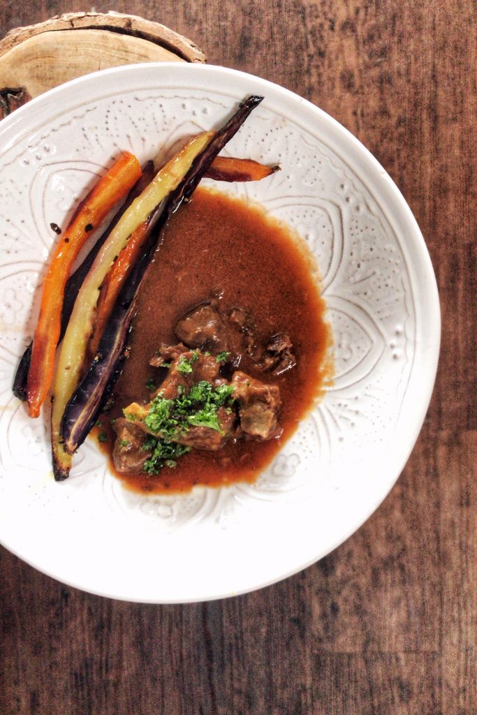 Ossobuco von der Rinderbeinscheibe auf einem Teller
