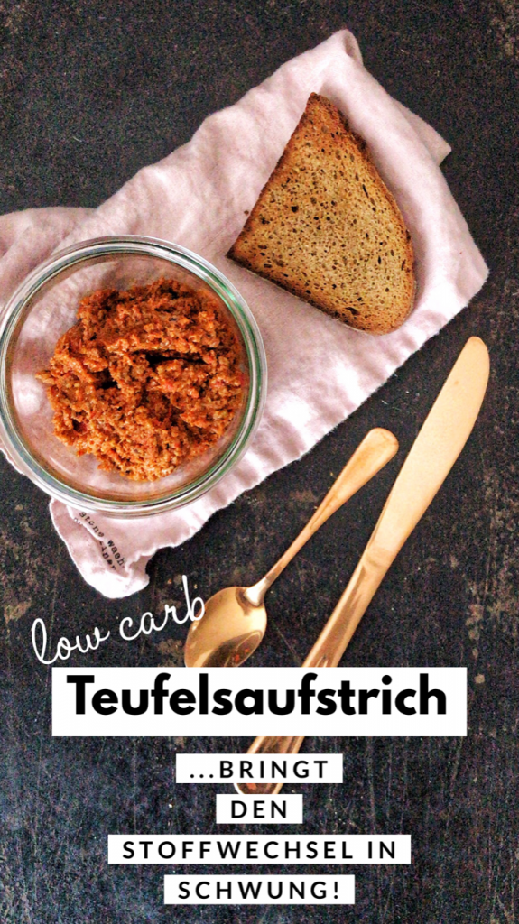 Teufelsaufstrich aus dem Backofen mit geröstetem Brot mit Rezept 