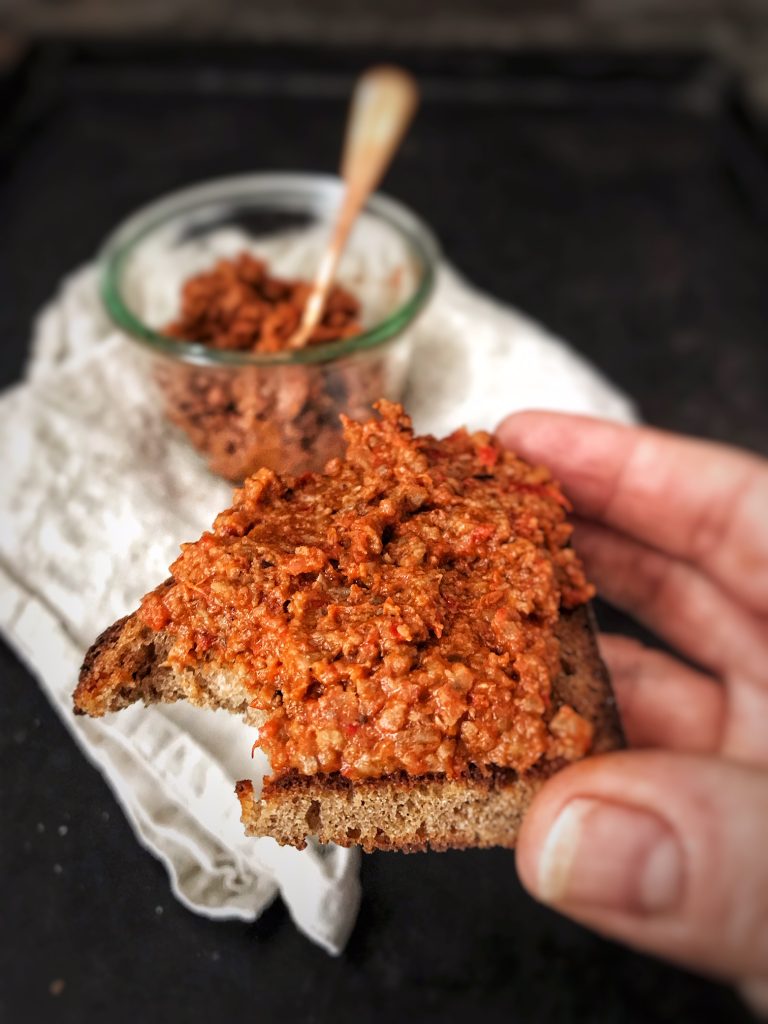 Teufelsaufstrich aus dem Backofen auf geröstetem Brot