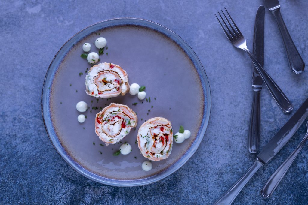 Low Carb Ofenpfannkuchen mit Gemüse & Feta aufgeschnitten