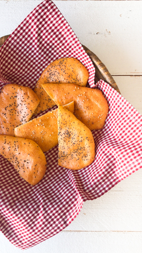 Fladen aus Halloumiteig in einem Brotkorb