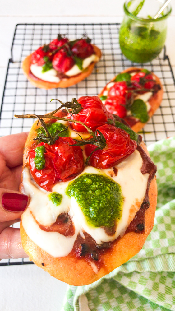 Minipizza aus der Hand