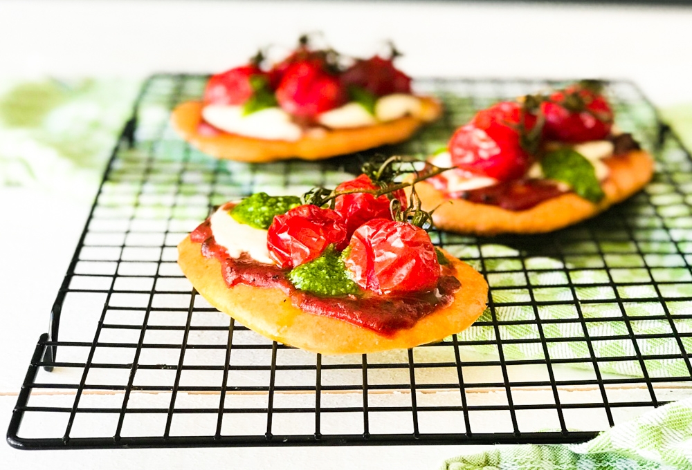 Pizzafladen mit Mozzarella und Pesto