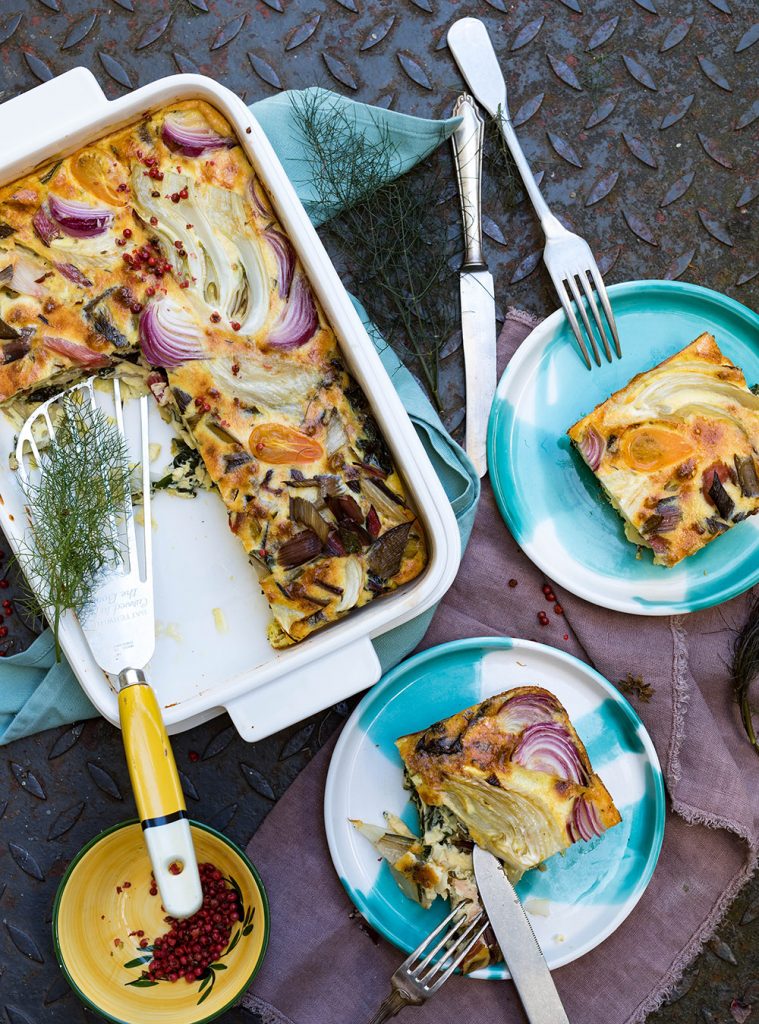 Frittata mit Fenchel und buntem Mangold auf Tellern