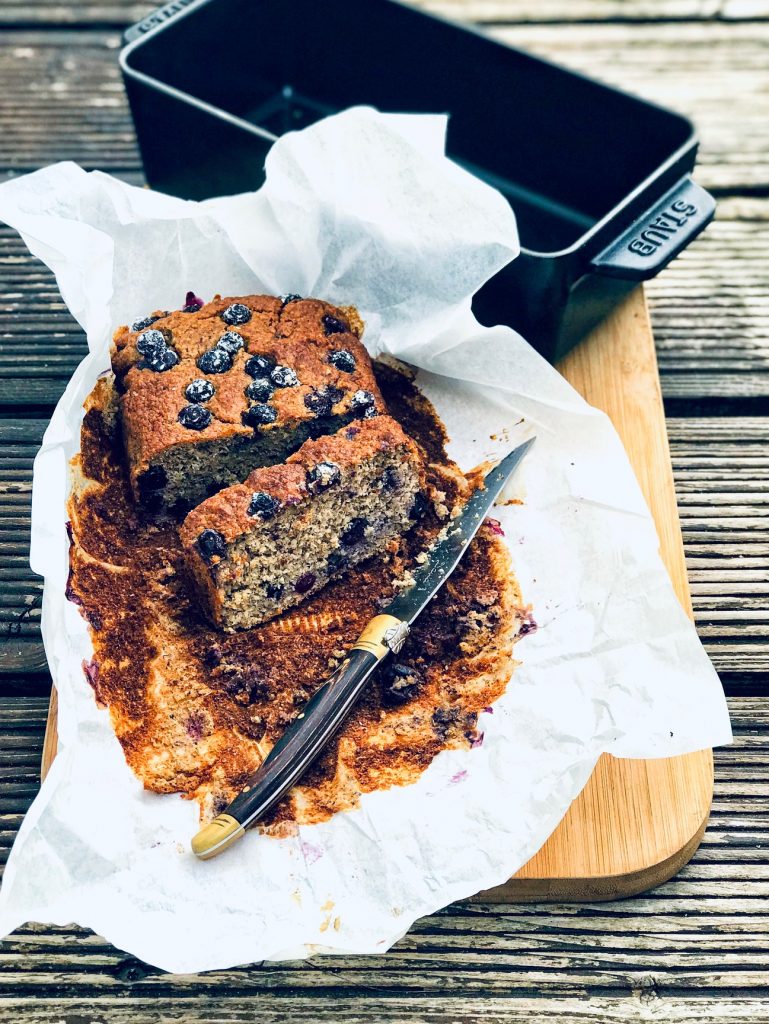 Gesunder Frühstückskuchen mit Bananen und Blaubeeren aufgeschnitten