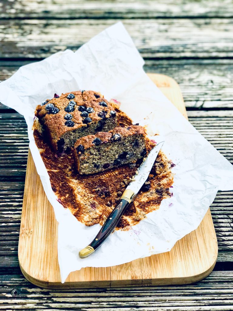 Gesunder Frühstückskuchen mit Blaubeeren und Banane 