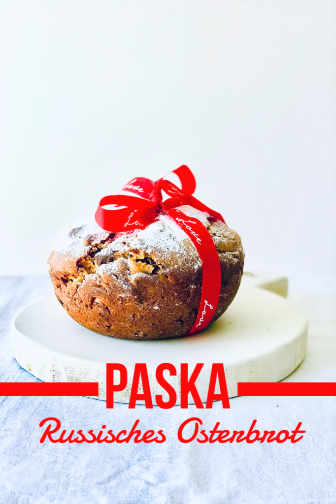 Paska, das russische Osterbrot, leicht abgewandelt mit Quark. Gefüllt mit Rosinen, Mandeln, Pistazien und Schokolade. Wunderbar saftig und lecker!