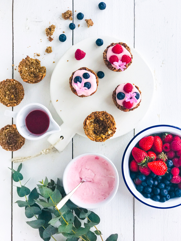 Granola Cups mit Quark und Beeren