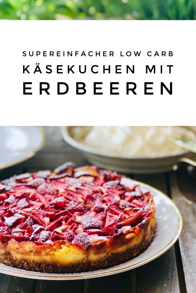 Low Carb Käsekuchen mit Erdbeeren, ganz auf Platte 