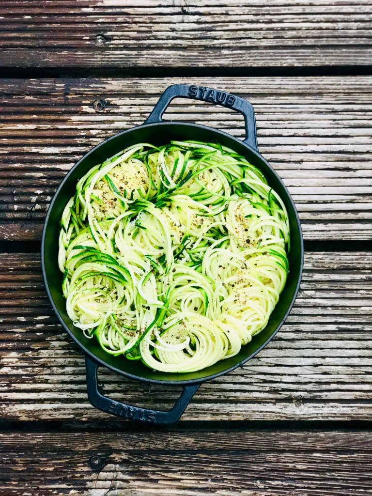 Frittata mit Zucchini vor dem Backen