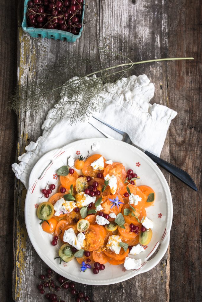 Salat mit gelben Tomaten und Ziegenkäse