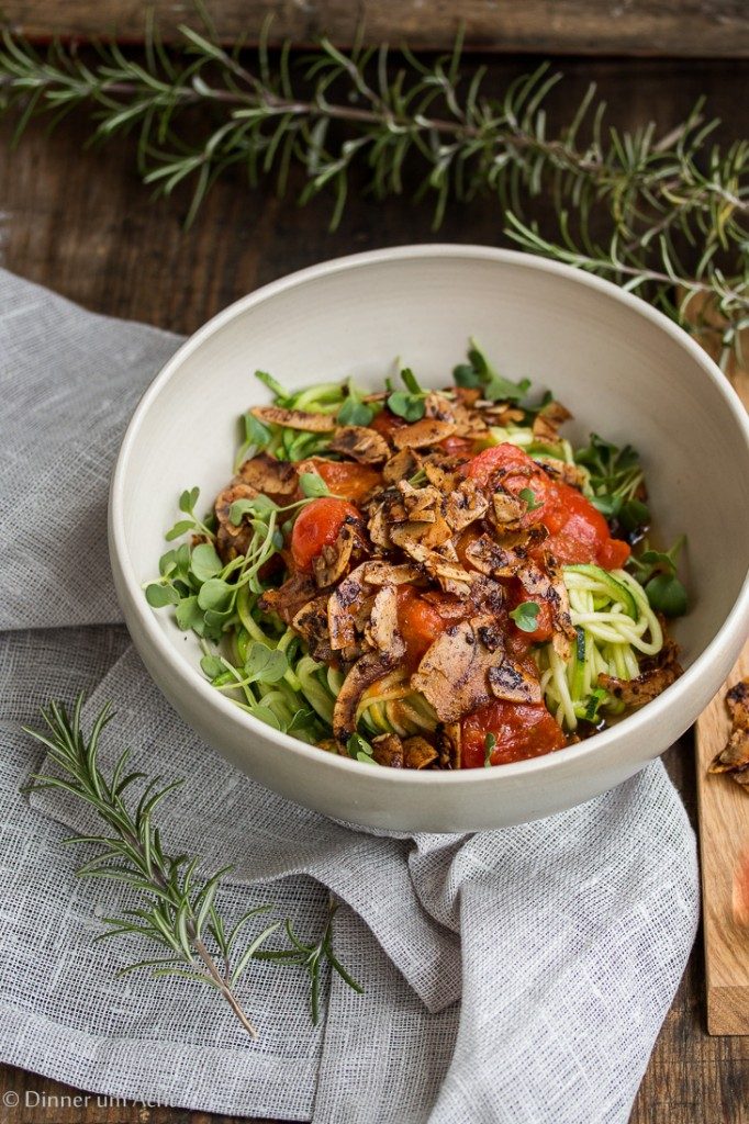 Zucchini Nudeln mit Tomaten-Miso