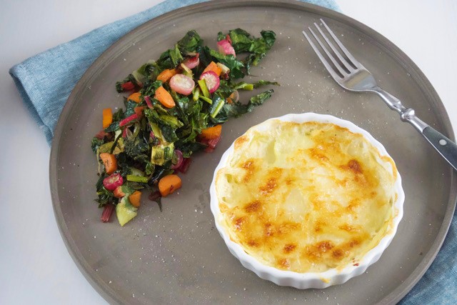 Kohlrabigratin mir Salat